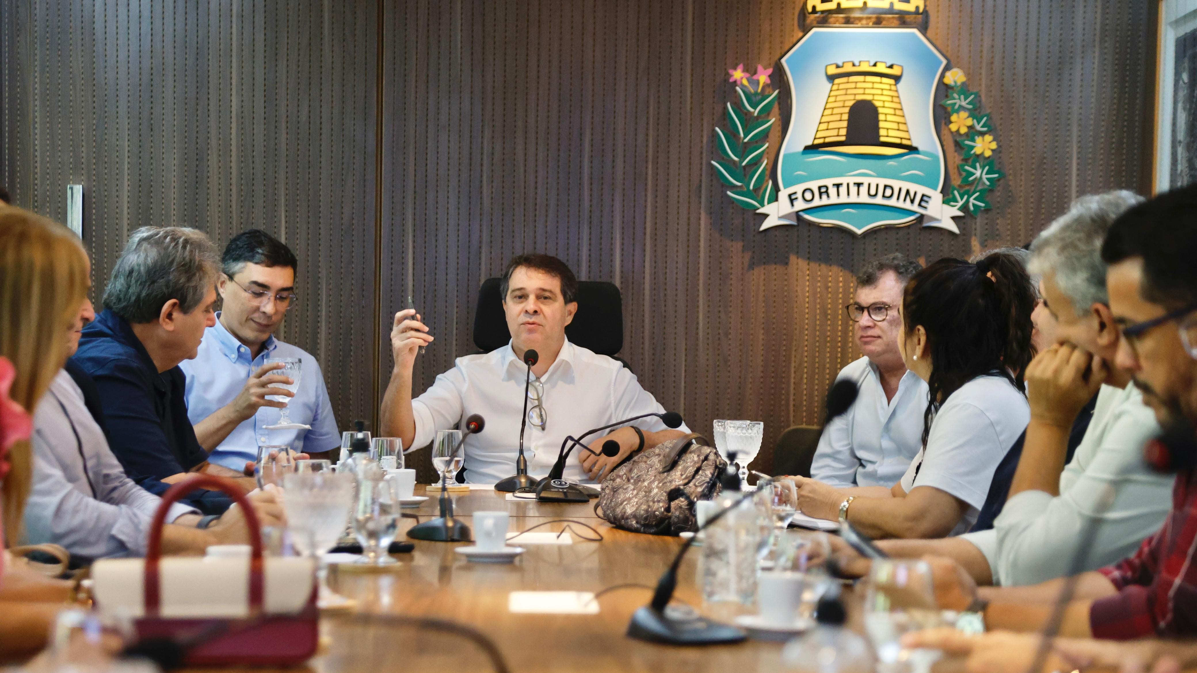 prefeito evandro leitão em reunião com secretários